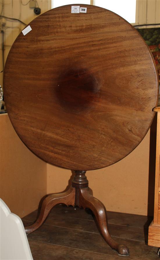 George III circular mahogany tilt top tea table(-)